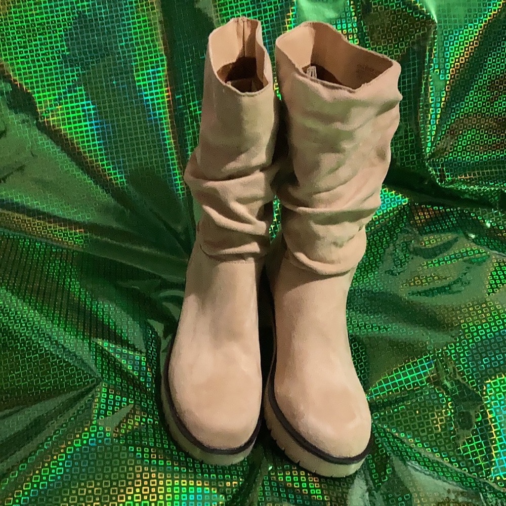 NEW Boots size 8